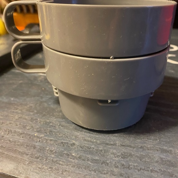 Thermos  1 quart // 1 liter capacity.with 2 cups that interlock lid. - Picture 4 of 4